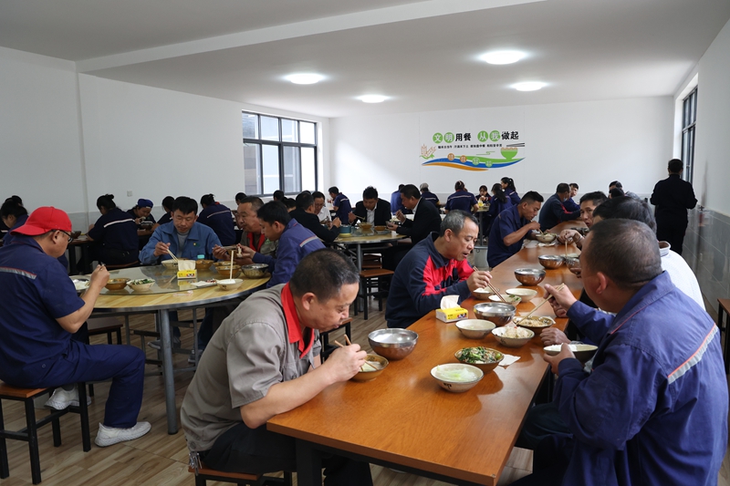 職(zhi)工食(shi)堂(tang)